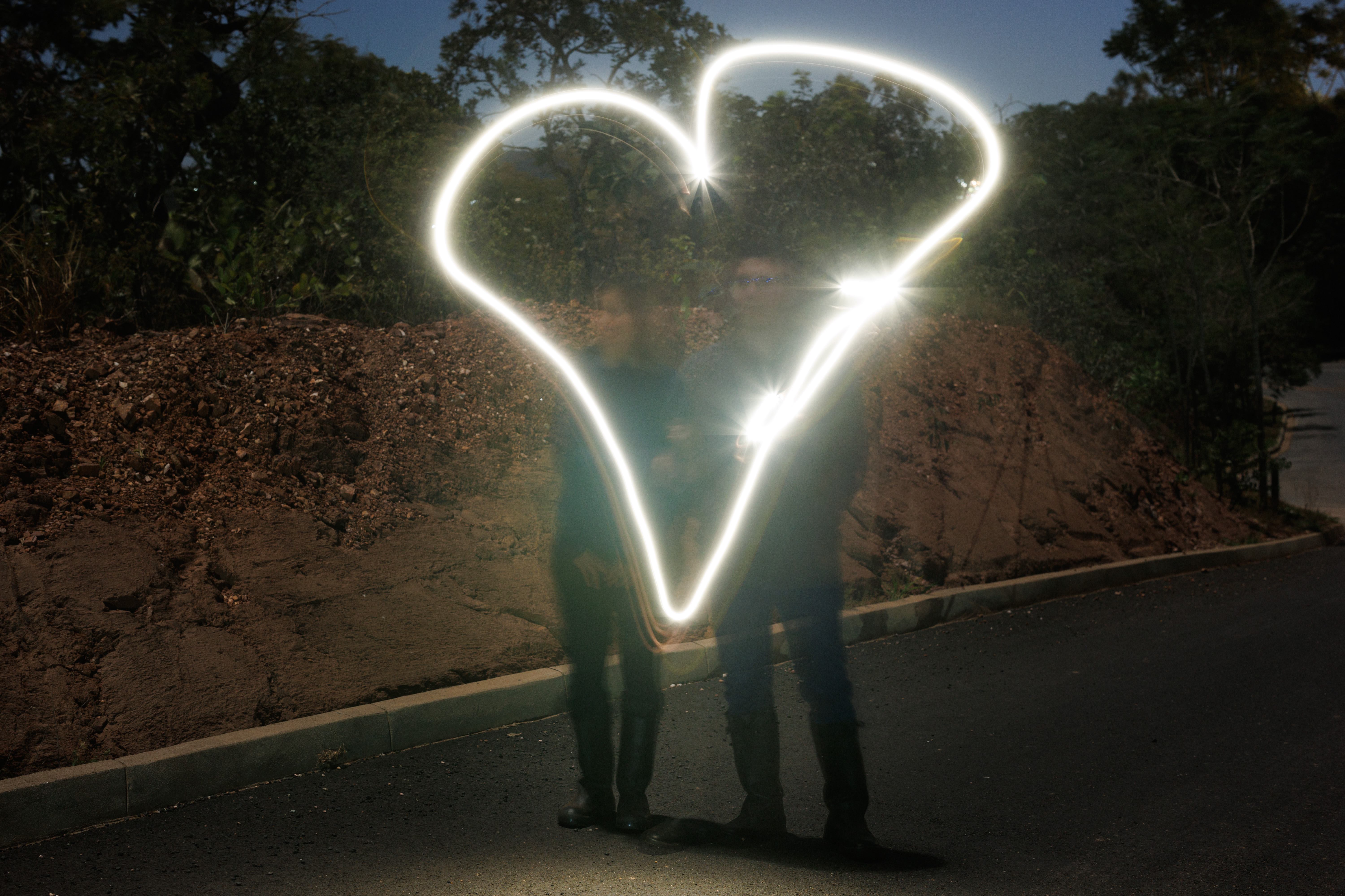 Fotografia de longa exposição de Corina e Rafael durante a noite.