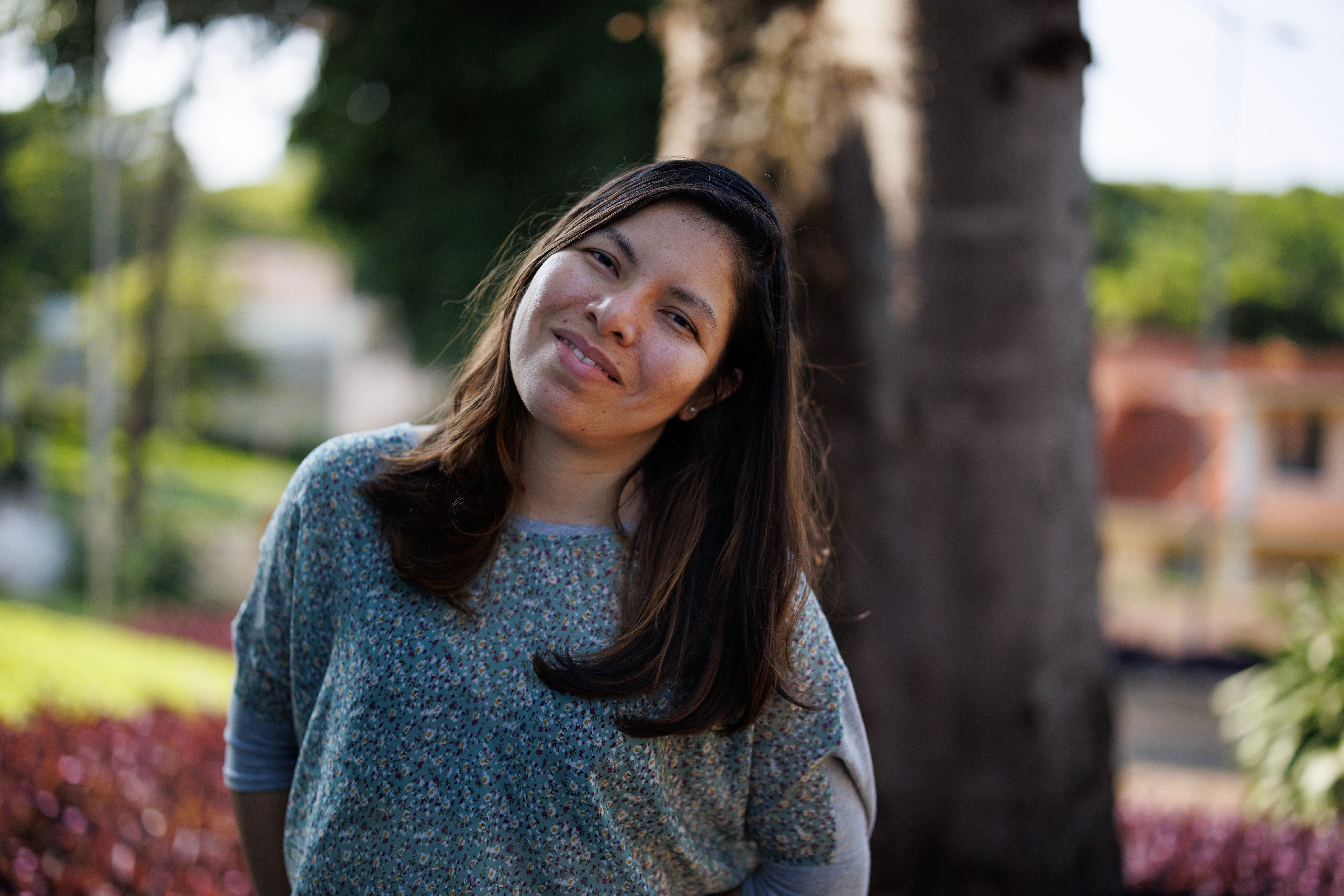 Corina em meio às cores.